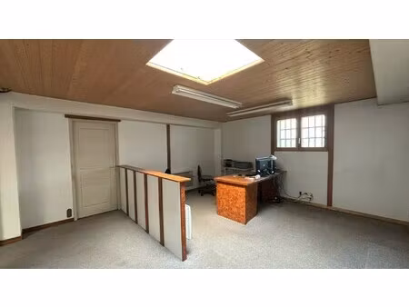 location local commercial 153m²
