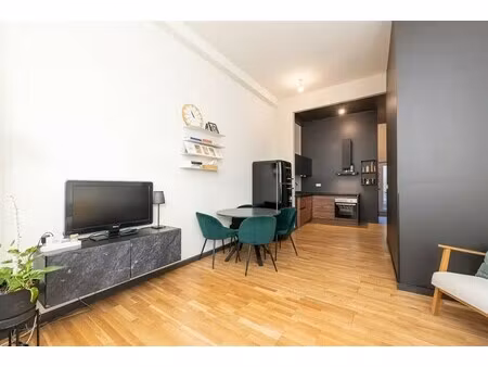 recent gerenoveerd gelijkvloers met terrasje