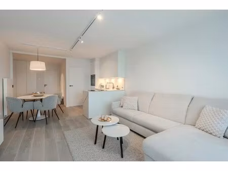 high-end gerenoveerd appartement met frontaal zeezicht.