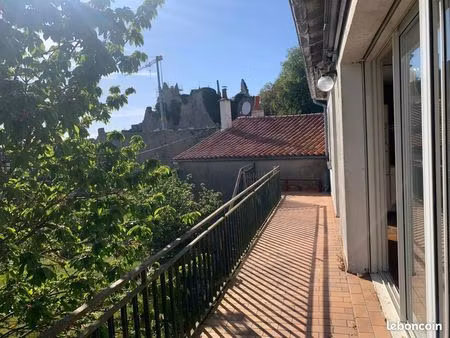 maison face au château de bressuire