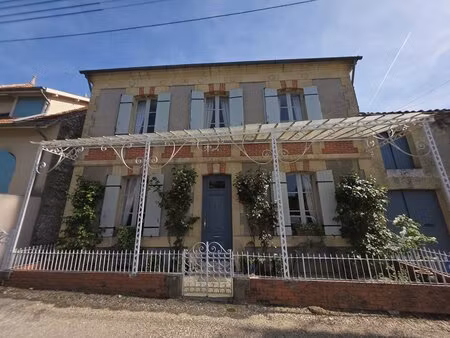 maison de charme dans une ville animée