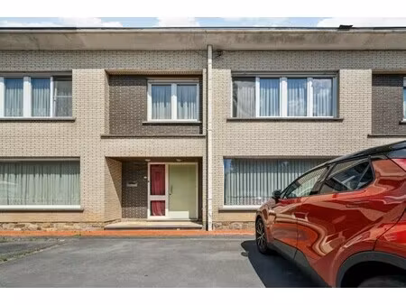 hooglede-centrum. stevig gebouwde half open bebouwing met 3 slaapkamers op een perceel van