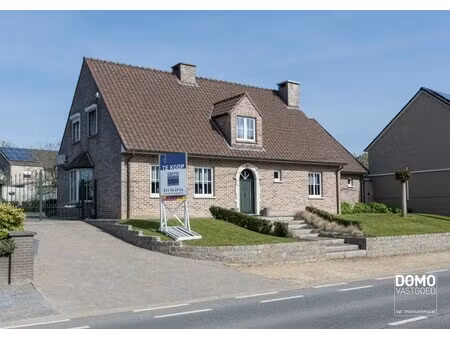 karaktervolle en ruime gezinswoning in pastorij-/fermettestijl met prachtige tuin en 4 sla