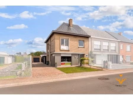 halfopen bebouwing met tuin en garage in centrum kalken