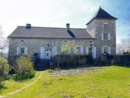 impressionnante maison de maître avec deux granges  une cazelle et un four à pain  près de