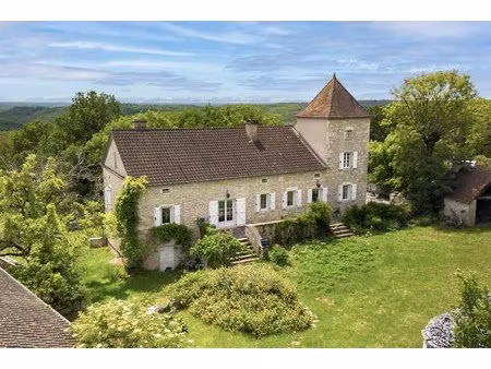 impressionnante maison de maître avec deux granges  une cazelle et un four à pain  proche 