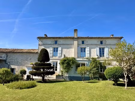 magnifique maison charentaise rénovée située à saint-saturnin  à proximité immédiate d’ang