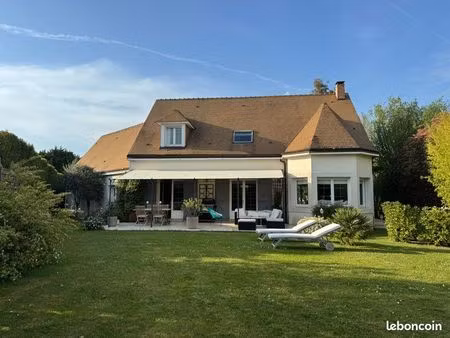 maison 8 pièces 200m2 au sol + dépendance 40m2 environ + garage 30m2