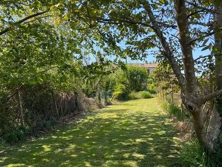 terrain de 1100 m2  rare & divisible  bordé d’une forêt et d’un ruisseau