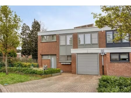 gezinswoning met 4 slaapkamers en aangelegde tuin in doodlopende straat