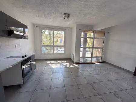 location appartement 1 pièces 33 m2 à salon-de-provence