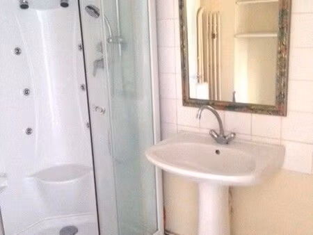 vaste t2 sécurisé par cameras avec parking privé