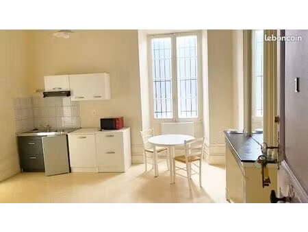 studio vaste et lumineux sécurisé par video surveillance avec cour privee