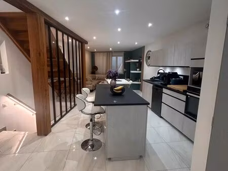 charmante maison de ville rénovée avec goût – 80 m² – centre pont-du-château