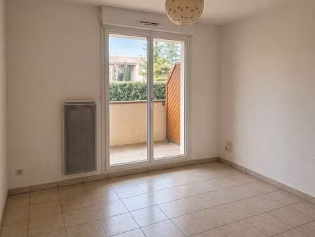 t2 32m² + balcon + piscine + 2 parkings – 570 cc – dispo 6 juin