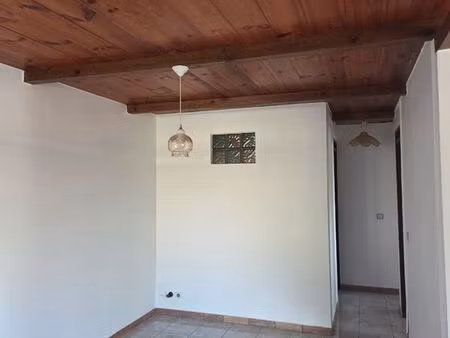 appartement f3 bas de villa bon état général de 60 m2