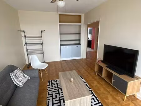 t3 lumineux de 60 m² au dernier étage avec balcon  idéal étudiants ou jeunes actifs