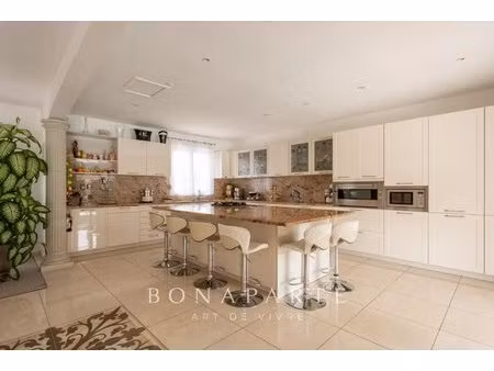 villa de plain-pied offrant un cadre de vie privilégié à seulement 800 m des plages