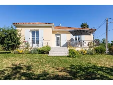 très belle maison lumineuse de plain-pied  trois chambres  jardin.