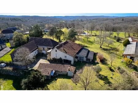 ancien corps de ferme avec nombreuses dépendances