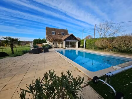 maison rénovée avec piscine et superbe vue