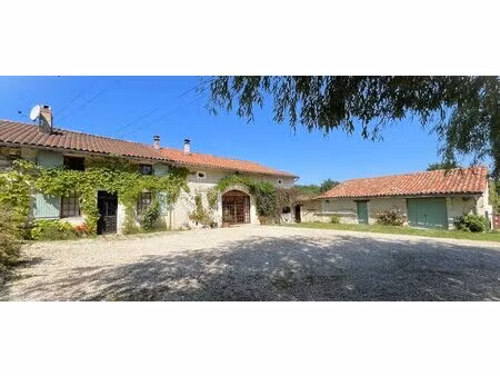 ancienne ferme rénovée avec gîte  piscine et dépendances