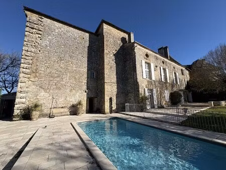 magnifique château restauré à sainte-orse (dordogne)