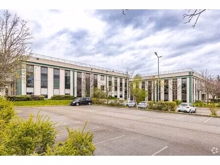 location local d'activités 1 766 m²