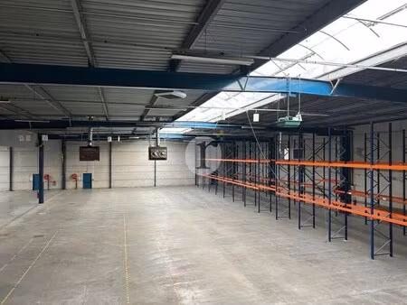 location local d'activités 2 556 m²