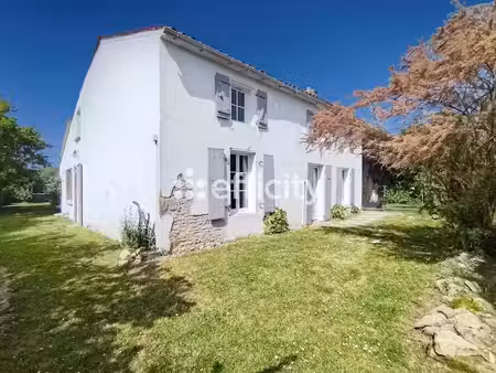 vente maison 6 pièces 161 m² à le gué-d'alleré (17540)  275 000 €
