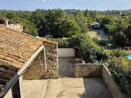 maison de ville avec grande cour  garage et cave.