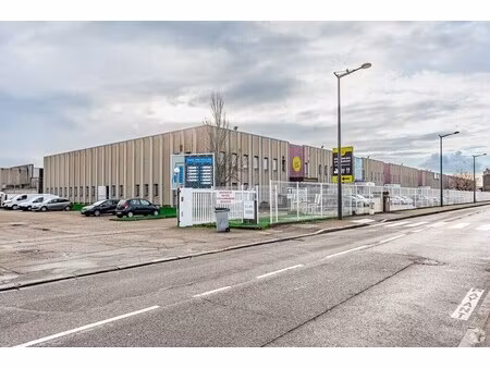 location local d'activités 656 m²