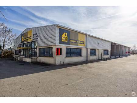 vente local d'activités 1 402 m²