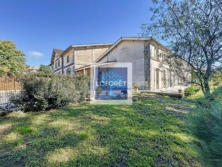 demeure de caractère avec piscine chauffée  dépendances et deux appartements ? proche...