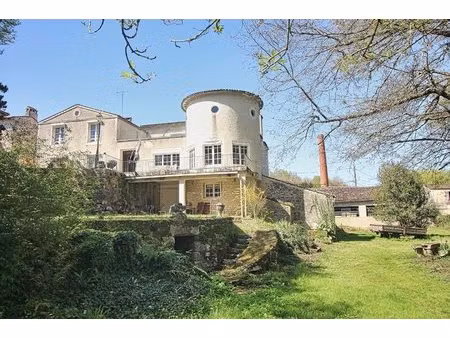 résidence exceptionnelle de quatre chambres avec vue sur la rivière et la forêt.