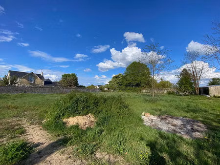 terrain à bâtir avec dépendances.