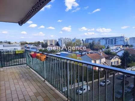 t3 dernier étage avec terrasse 10 m² – secteur insa / croix-luizet