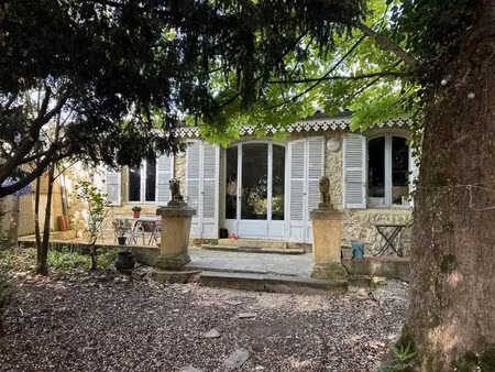 pavillon ancien dissimulé dans un jardin arboré au coeur de la ville historique