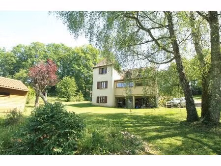 proche des commerces et services de gourdon  dans un environnement très préservé. maison..