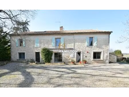corps de ferme renove avec chambres d'hotes  granges  piscine et prairies cloturees