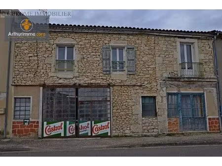 en pierre  coeur de village avec grand jardin