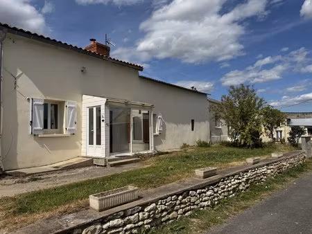 proche montreuil-bellay  maison de village