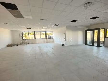 location commerce 144 m²