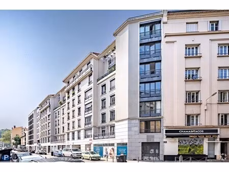 location commerce 154 m²