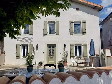 maison en pierre de caractère avec jardin et grange – prête à emménager
