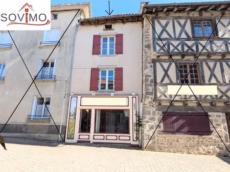 dans un village agreable   ancien immeuble à rénover à usage de commerce et d'habitation..