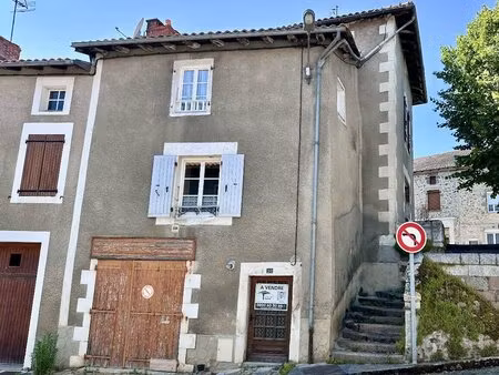 maison de ville avec deux chambres et garage.