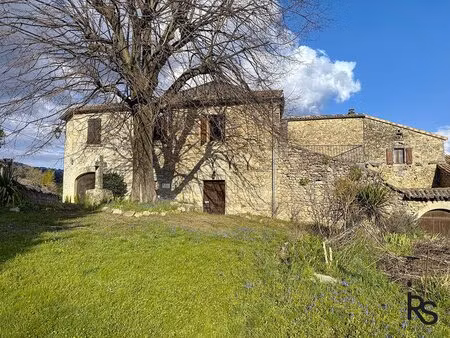 une maison de caractère de 187 m2 habitables avec 230 m2 de dépendances aménageables  une.
