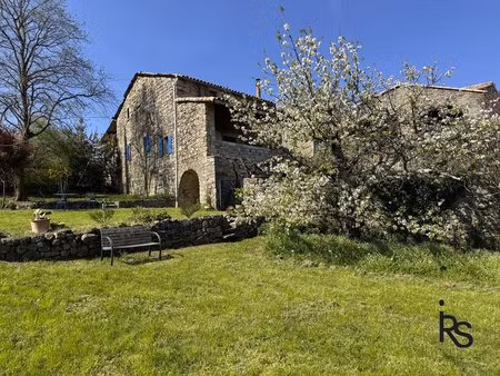 une maison typique du 16ème siècle rénovée avec un jardin de 2455 m2.