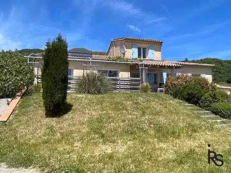 une villa de 144 m2 habitables avec terrasse et 1138 m2 de jardin avec une belle vue sur..